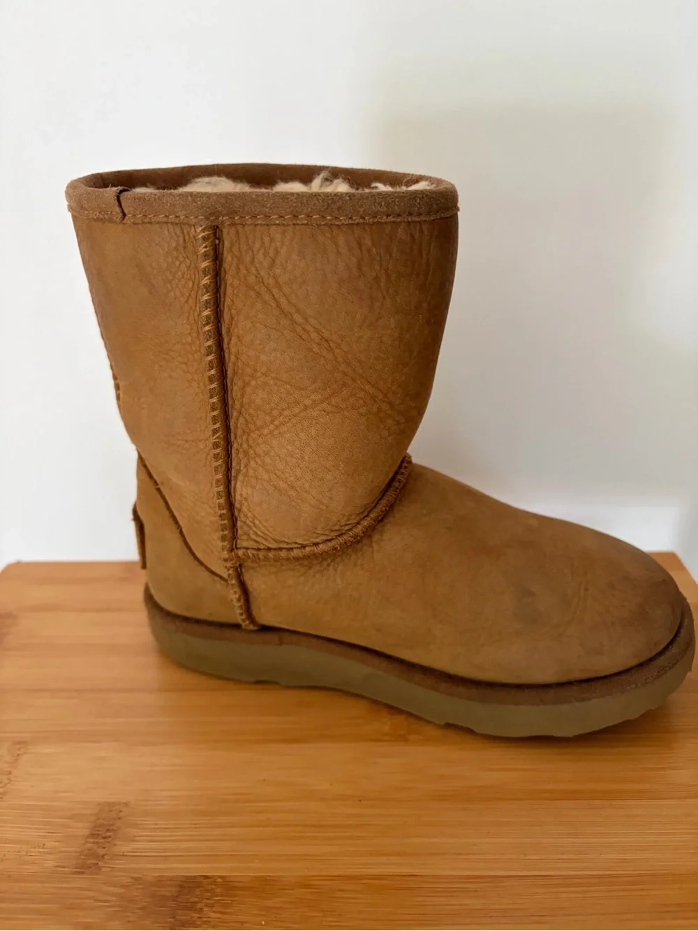 UGG Short Shearling Boots in Tan/Brown. Kid’s Sz 10. Unisex Toddler Boy / Girl